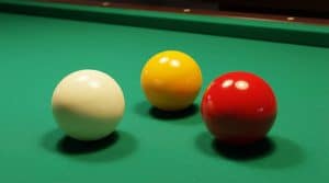 Trois billes de carambole alignees : blanche, jaune et rouge