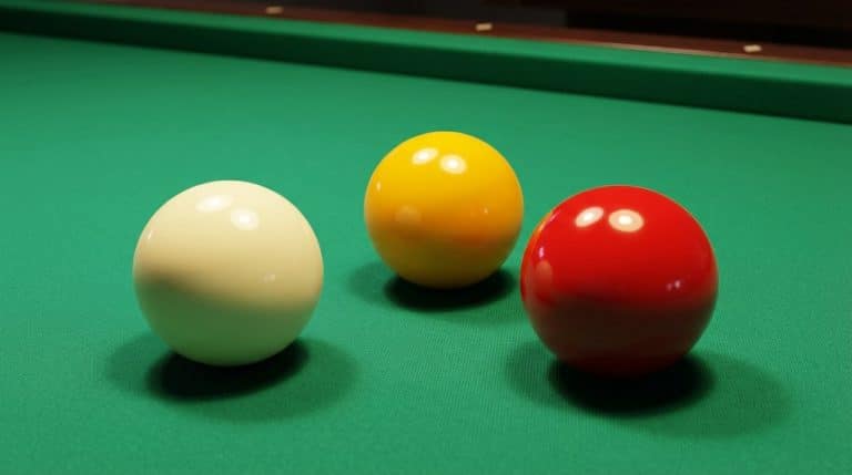 Trois billes de carambole alignees : blanche, jaune et rouge