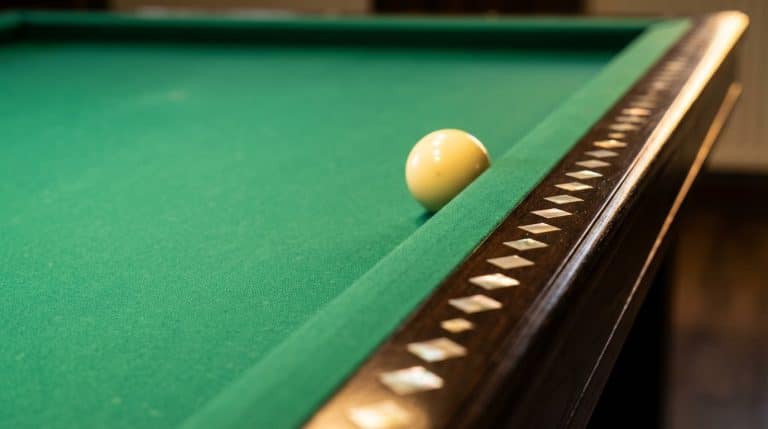 Diamants nacres sur la bande d'une table de billard carambole