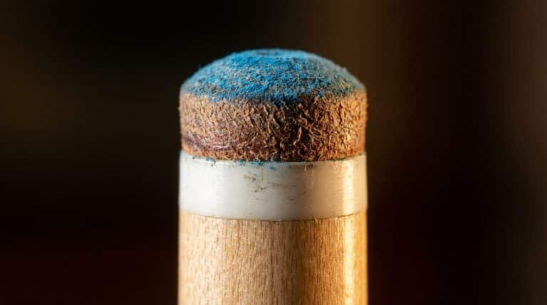 Gros plan sur le procede en cuir d'une queue de billard