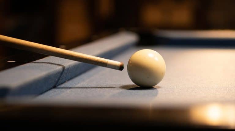 Procede de queue frappant une bille blanche sur tapis vert