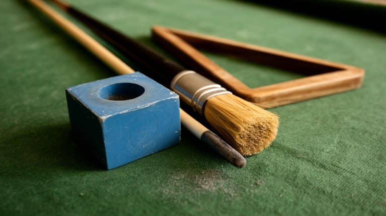 Craie brosse triangle et queue de billard sur un drap vert