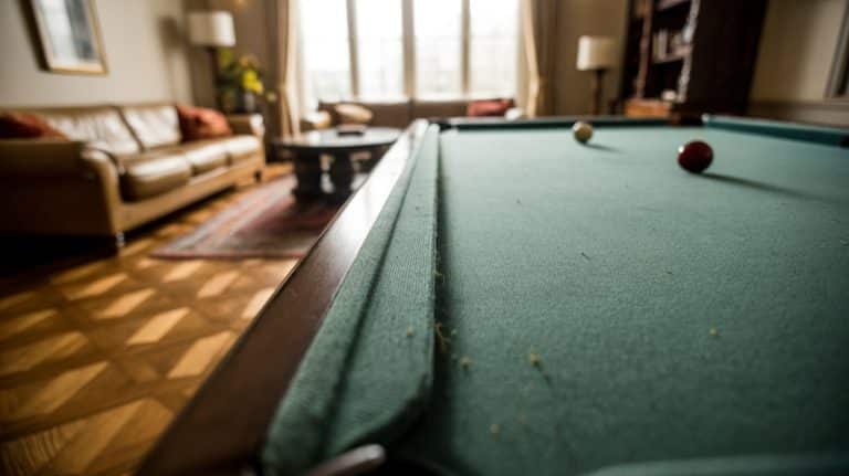 Coin d une table de billard installee dans un sejour