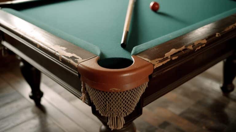Coin usé d’une vieille table de billard au vernis écaillé