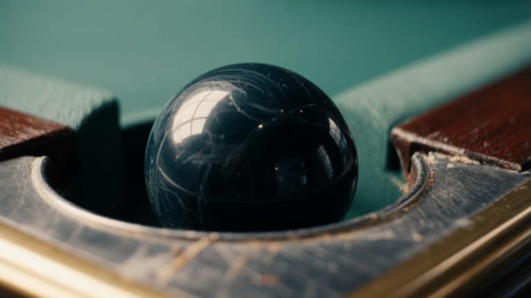 Bille noire à l’entrée d’une poche de billard anglais