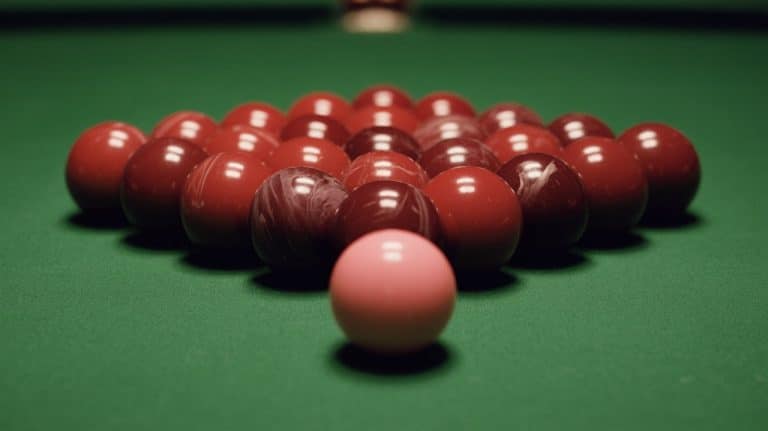 Le paquet de billes rouges du snooker avec la rose devant