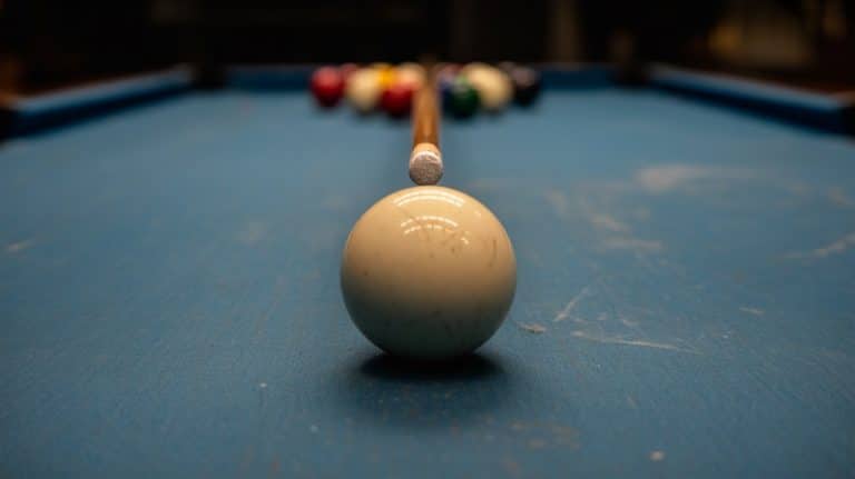 Bille blanche placée au point de casse, le triangle flou au fond de la table