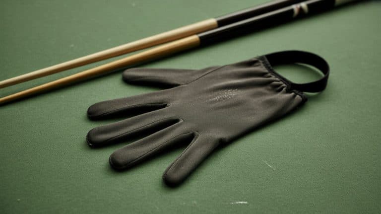 Gant de billard en lycra posé sur le drap vert près de deux queues