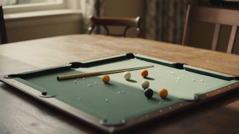 Mini table de billard posee sur une table en bois