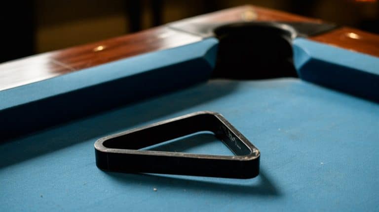 Triangle de billard américain posé sur le drap bleu près du point