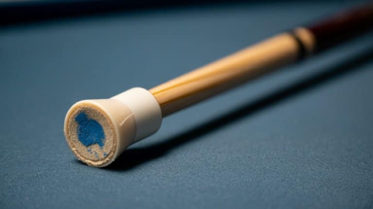 Procédé bleui et virole d’une queue de billard américain vus en macro