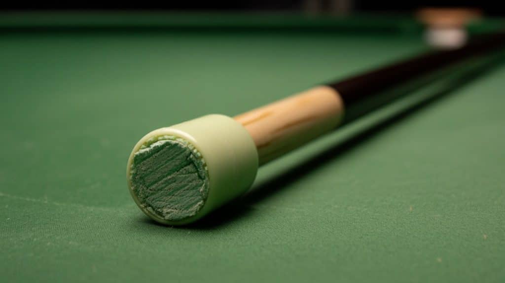 Procédé craie vert et virole fine d’une queue de snooker vus en macro