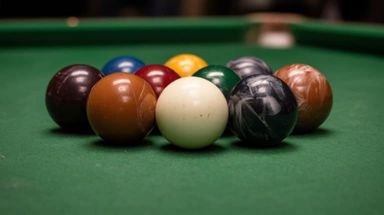 Billes de snooker groupées, la blanche au contact d’une couleur