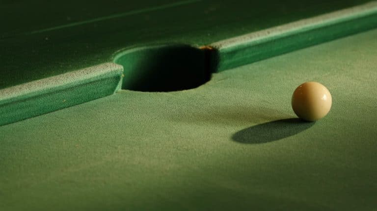 Poche arrondie et drap fin d une table de snooker